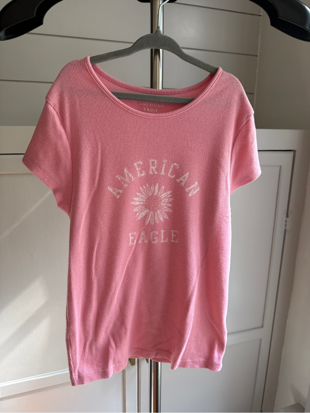 American Eagle Pink Ribbed Daisy Graphic Tee Women’s Small
